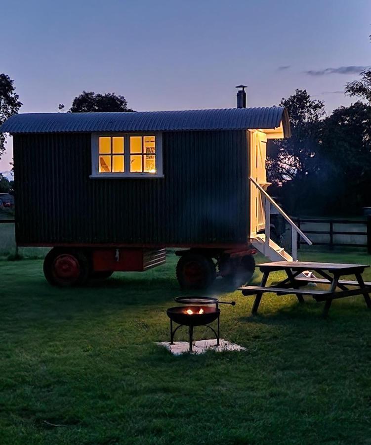 The Delkin Shepherds Huts Castle Combe Eksteriør billede