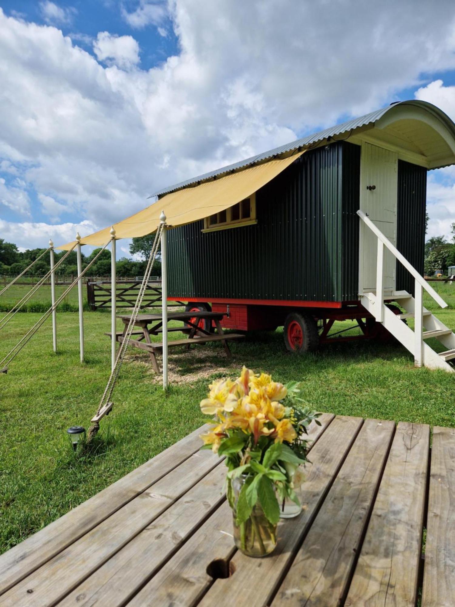 The Delkin Shepherds Huts Castle Combe Eksteriør billede